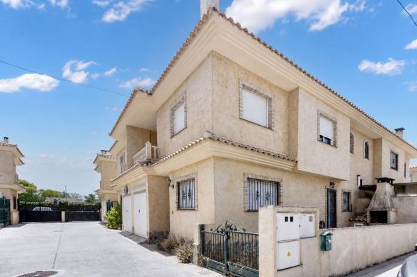 Chalet adosado en venta en Chalet adosado en Juan Carlos Ferrero, 33, Redovan , Redovan thumbnail 2