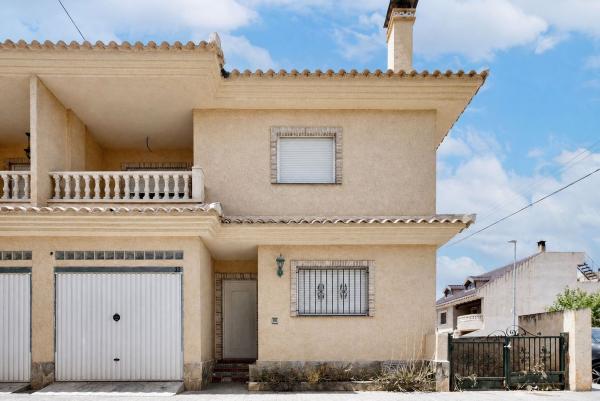 Chalet adosado en venta en Chalet adosado en Juan Carlos Ferrero, 33, Redovan , Redovan thumbnail 3