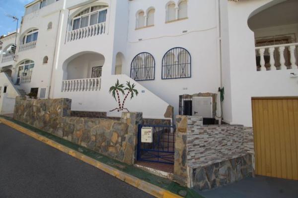 Четырехквартирный дом на продажу на  Chalet adosado en Calle Violeta, Blue Lagoon - Galán, San Miguel de Salinas , Сан-Мигель-де-Салинас photo 1
