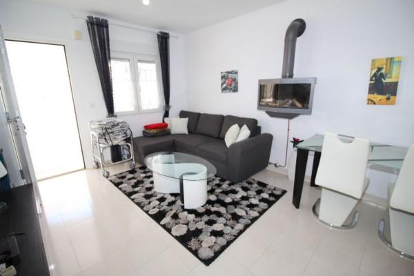 Четырехквартирный дом на продажу на  Chalet adosado en Calle Violeta, Blue Lagoon - Galán, San Miguel de Salinas , Сан-Мигель-де-Салинас photo 2