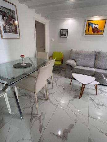 Venta de piso en Piso en Calle Maldonado, Casco Histórico-Santa Cruz, Alicante / Alacant, Alicante / Alacant
photo 1