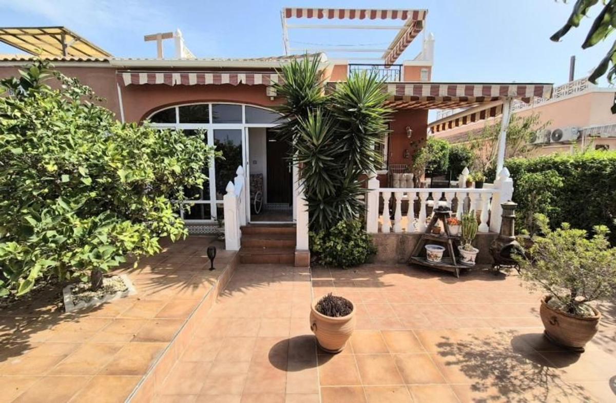 Продажа отдельного шале в Chalet pareado en Los Montesinos, Лос-Монтесинос photo 1