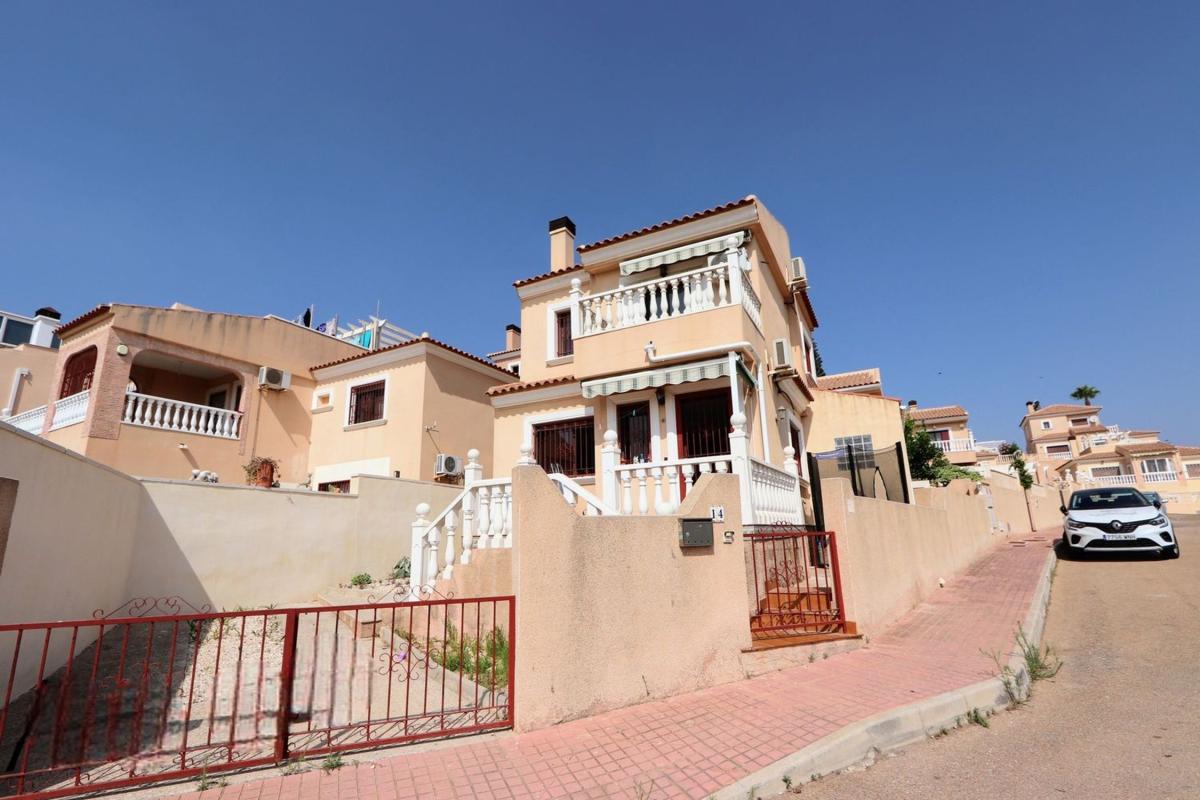 Sprzedaż niezależnego domku jednorodzinnego w Casa o chalet independiente en Calle Ubrique, Blue Lagoon - Galán, San Miguel de Salinas, San Miguel de Salinas photo 1
