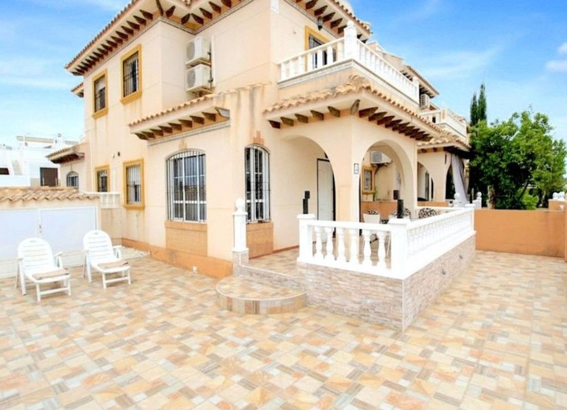 Sprzedaż szeregowego domku w Chalet adosado en Calle Cabo de Gata 18, Lomas de Cabo Roig, Orihuela , Orihuela photo 1