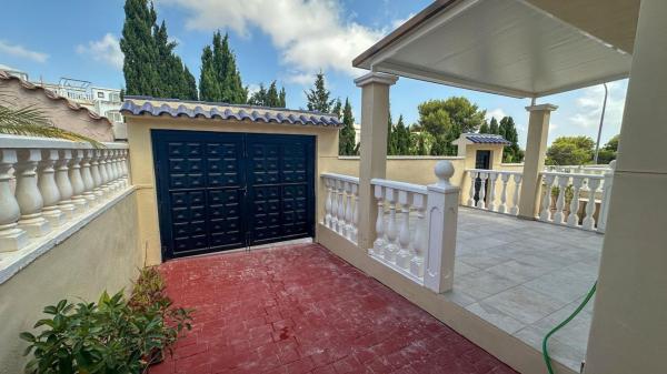 Частный шале на продаже в  Casa o chalet independiente en Blue Lagoon - Galán, San Miguel de Salinas, Сан-Мигель-де-Салинас photo 3