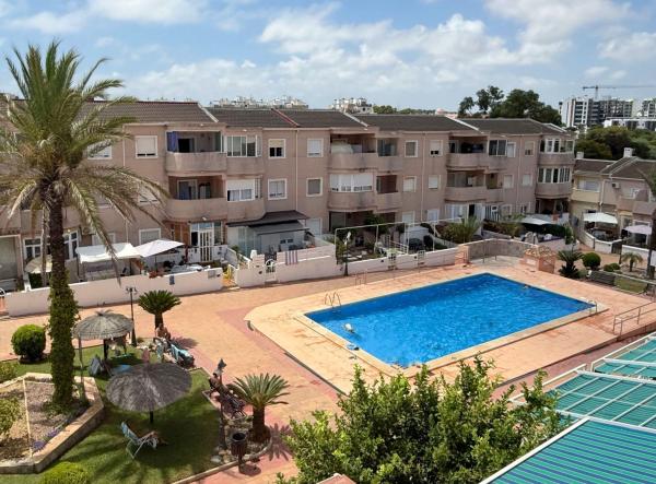 Chalet adosado en venta en  Chalet adosado en Mil p Sevillas, 62, Mil Palmeras, Pilar de la Horadada , Pilar de la Horadada photo 1