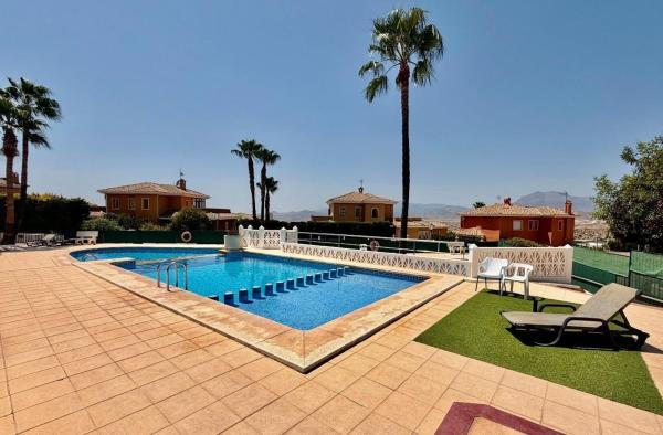 Chalet adosado en venta en  Chalet adosado en Avenida Les Comarques, Busot , Busot photo 1