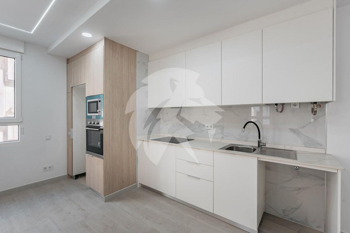 Sale of apartment in Piso en Calle Girona, Centro Tradicional, Alicante / Alacant, Alicante
photo 3