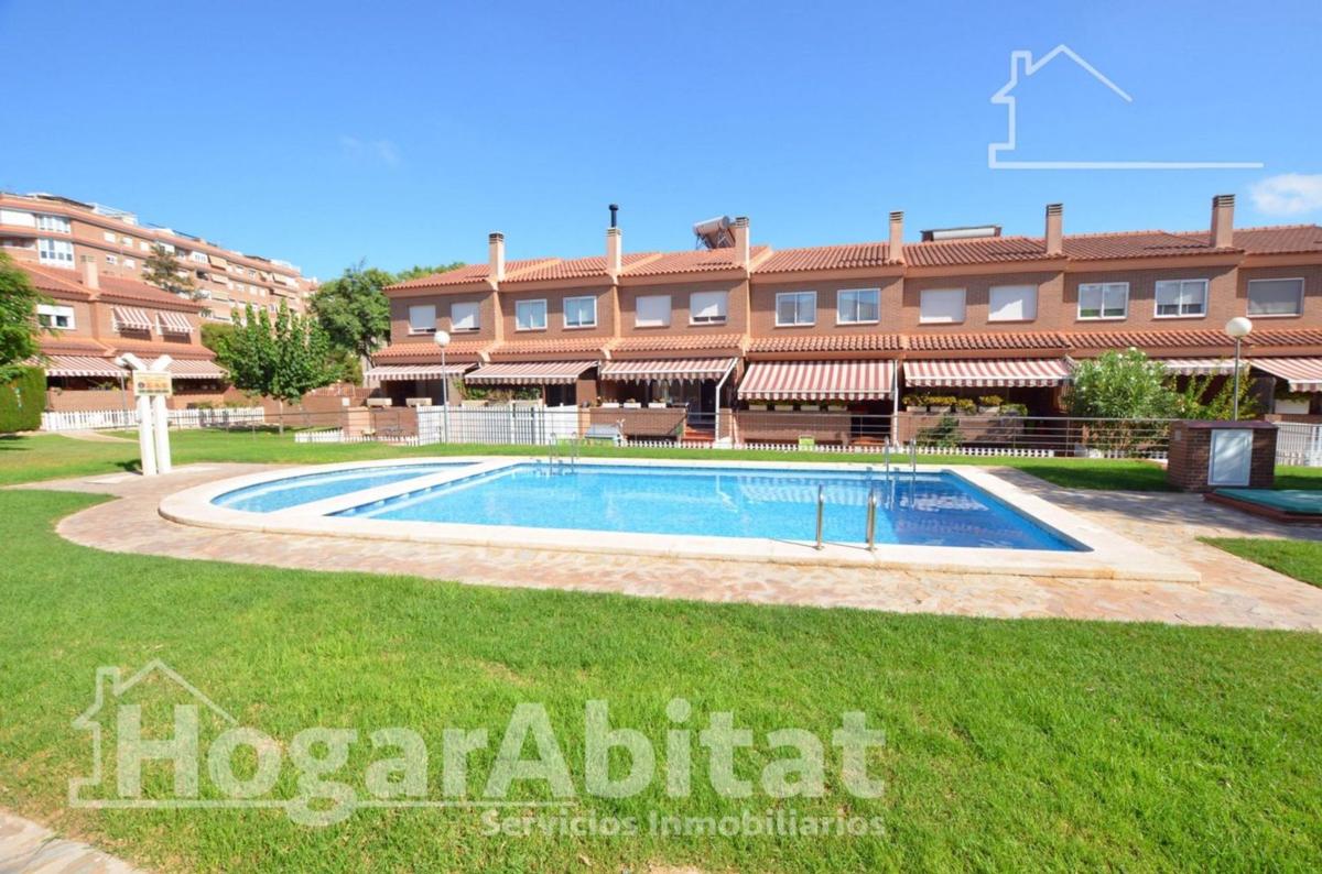 Продажа таунхауса в  Chalet adosado en Avenida d l`Almássera, Los Girasoles, San Vicente del Raspeig , Сан-Висенте-дель-Распейг photo 2