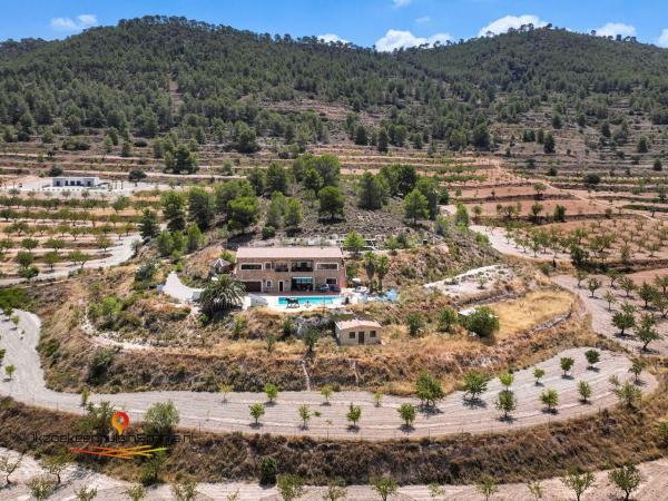 Частный шале на продаже в  Casa o chalet independiente en 92q7+q7m Les Enzebres s/n, Pinoso, Пиносo photo 4