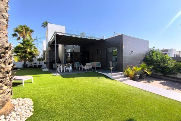 Четырехквартирный дом на продажу на Chalet adosado en Urbanización La Finca Golf, Algorfa , Алгорфа photo 1