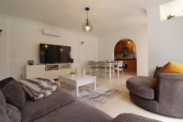 Частный шале на продаже в  Casa o chalet en Los Montesinos, Лос-Монтесинос photo 4
