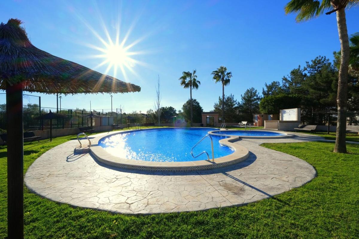Venta de chalet adosado en Chalet adosado en Zona Lago - Los Almendros, Orihuela , Orihuela photo 2