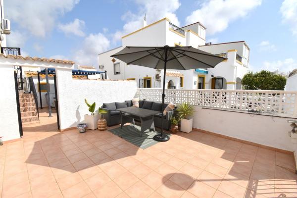 Chalet adosado en venta en Chalet adosado en Zona Lago - Los Almendros, Orihuela , Orihuela thumbnail 2