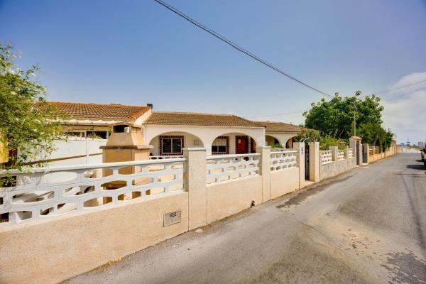 Chalet adosado en venta en  Chalet adosado en Avenida de la Luz, Monte Zenia, Orihuela , Orihuela photo 4