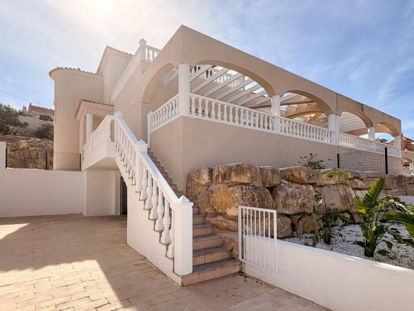 Terraced house for sale at Chalet adosado en Calle de Torrevella, Pueblo Acantilado - Lanuza, El Campello , El Campello thumbnail 2