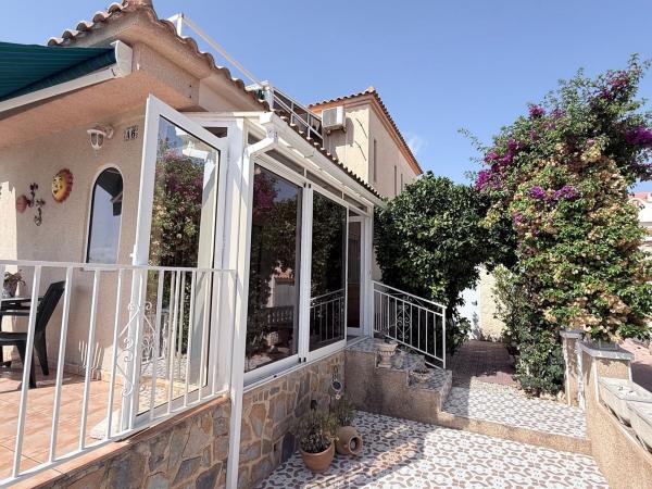Chalet adosado en venta en Chalet adosado en Calle Pluton, 11, La Florida, Orihuela , Orihuela thumbnail 2