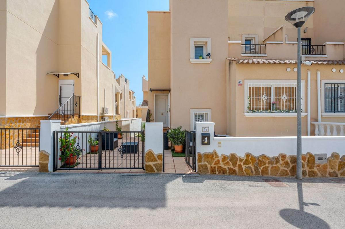 Sprzedaż niezależnego domku jednorodzinnego w Chalet pareado en Calle lo Balaguer, 47, La Cañada - Los Alcores, San Miguel de Salinas, San Miguel de Salinas photo 1