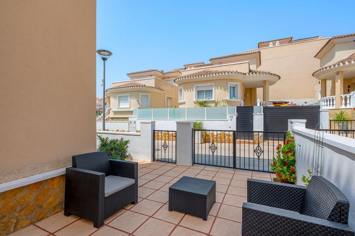 Sprzedaż niezależnego domku jednorodzinnego w Chalet pareado en Calle lo Balaguer, 47, La Cañada - Los Alcores, San Miguel de Salinas, San Miguel de Salinas photo 3