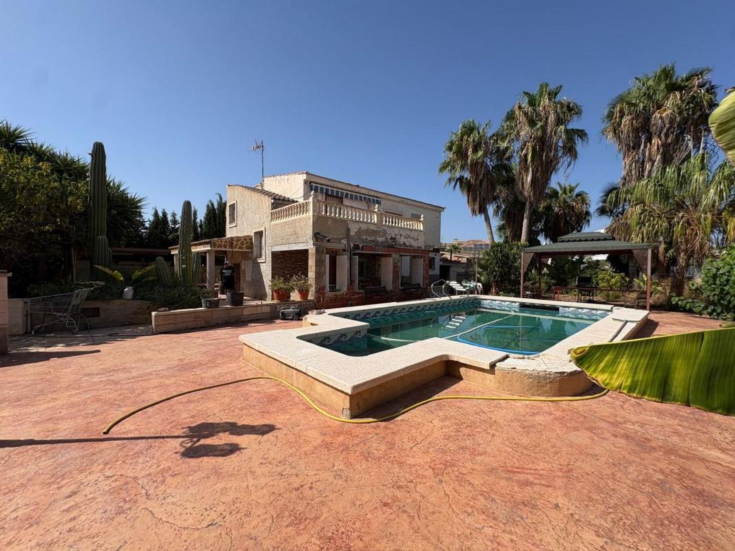Продажа таунхауса в  Chalet adosado en Avenida los Girasoles, Los Girasoles, San Vicente del Raspeig , Сан-Висенте-дель-Распейг photo 2