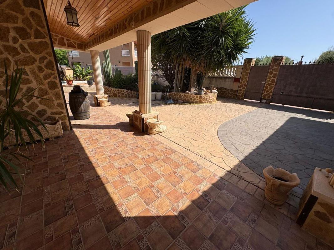Продажа таунхауса в  Chalet adosado en Avenida los Girasoles, Los Girasoles, San Vicente del Raspeig , Сан-Висенте-дель-Распейг photo 4