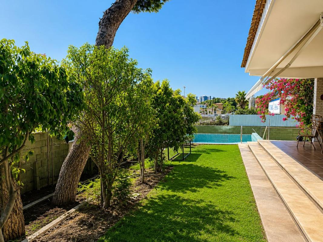 Venta de chalet independiente en Casa o chalet independiente en Calle del Roble, Vistahermosa, Alicante / Alacant, Alicante / Alacant
photo 4