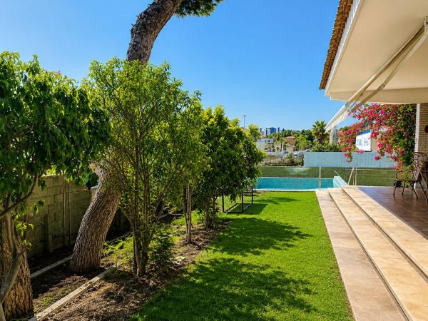 Chalet independiente en venta en Casa o chalet independiente en Calle del Roble, Vistahermosa, Alicante / Alacant, Alicante / Alacant
 photo 4