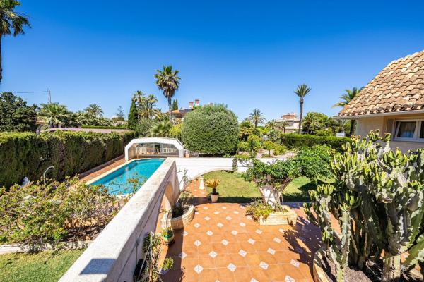Частный шале на продаже в Casa o chalet independiente en Cabo Roig, Orihuela, Ориуэла thumbnail 2