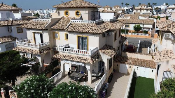 Chalet independiente en venta en Casa o chalet en Lomas de Cabo Roig, Orihuela, Orihuela
photo 1
