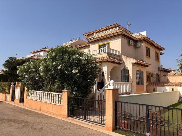 Chalet independiente en venta en Casa o chalet en Lomas de Cabo Roig, Orihuela, Orihuela
thumbnail 1
