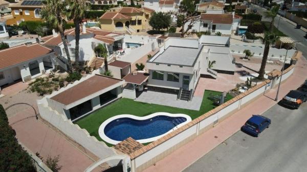 Частный шале на продаже в Casa o chalet independiente en Centro de la Ciudad Quesada, Rojales, Рохалес photo 1