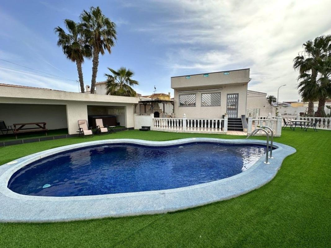 Продажа отдельного шале в  Casa o chalet independiente en Centro de la Ciudad Quesada, Rojales, Рохалес photo 2