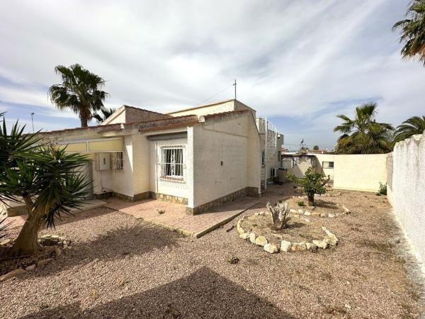 Частный шале на продаже в  Casa o chalet independiente en Centro de la Ciudad Quesada, Rojales, Рохалес photo 4