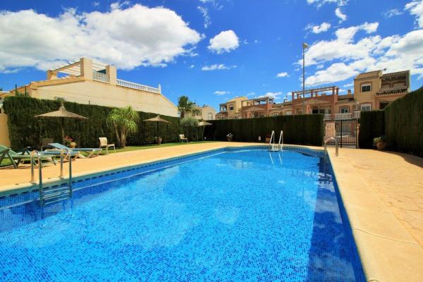 Chalet adosado en venta en Chalet adosado en Villamartín, Orihuela , Orihuela thumbnail 1