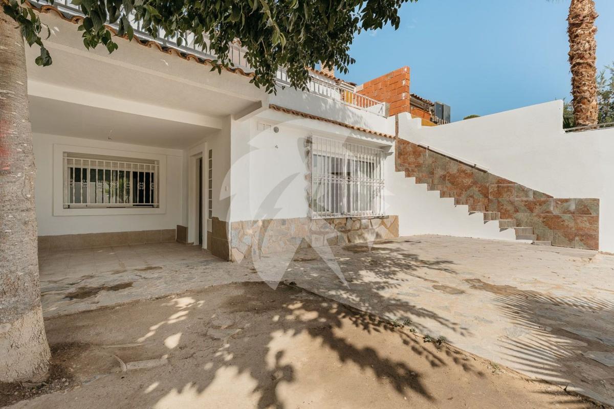 Venta de chalet adosado en Chalet adosado en La Albufereta, Alicante / Alacant , Alicante / Alacant photo 2