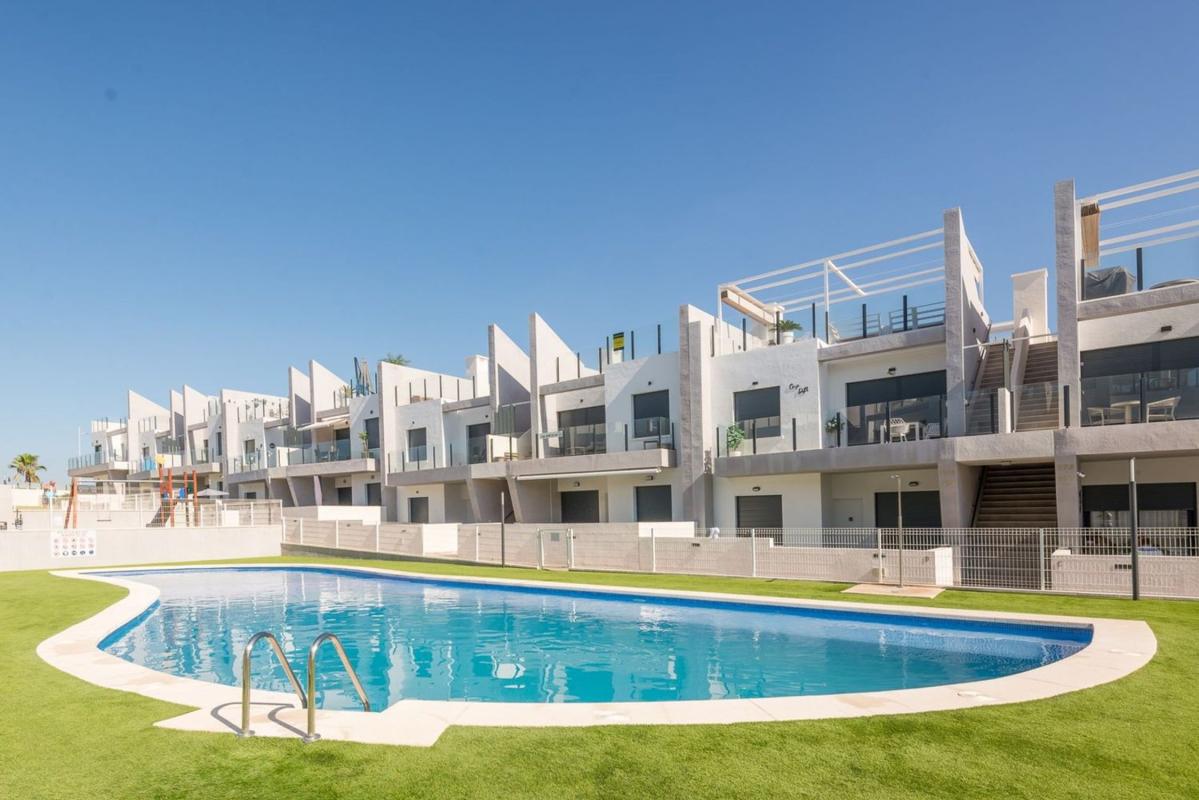 Sale of apartment in Piso en Calle Sorozabal, Centro, San Miguel de Salinas, San Miguel de Salinas
 photo 2