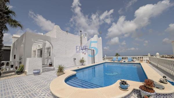 Частный шале на продаже в  Casa o chalet en Blue Lagoon - Galán, San Miguel de Salinas, Сан-Мигель-де-Салинас photo 1