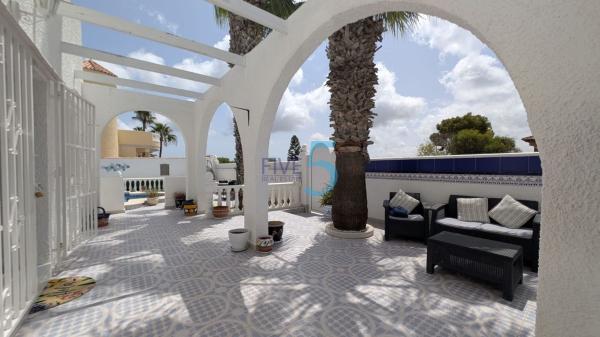 Частный шале на продаже в  Casa o chalet en Blue Lagoon - Galán, San Miguel de Salinas, Сан-Мигель-де-Салинас photo 2