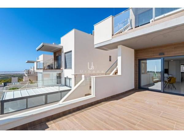 Частный шале на продаже в  Casa o chalet en Calle Albacete, Ciudad de las Comunicaciones, San Miguel de Salinas, Сан-Мигель-де-Салинас photo 1
