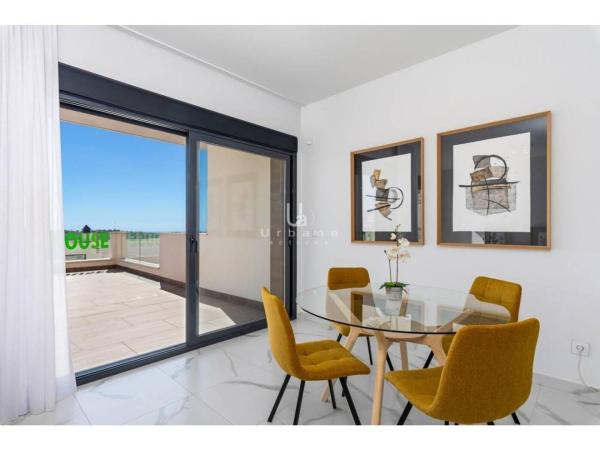 Частный шале на продаже в  Casa o chalet en Calle Albacete, Ciudad de las Comunicaciones, San Miguel de Salinas, Сан-Мигель-де-Салинас photo 3