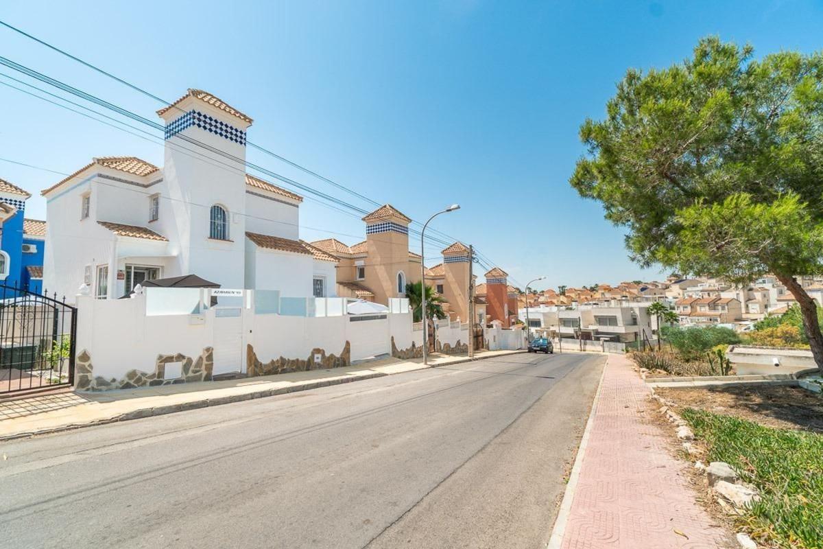 Продажа отдельного шале в Casa o chalet independiente en Calle Azahar, 10, Blue Lagoon - Galán, San Miguel de Salinas, Сан-Мигель-де-Салинас photo 1