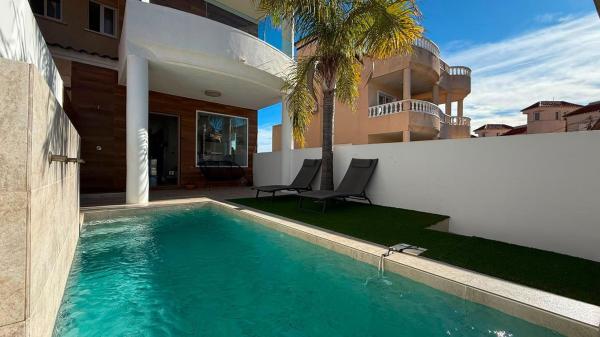 Частный шале на продаже в  Casa o chalet independiente en Blue Lagoon - Galán, San Miguel de Salinas, Сан-Мигель-де-Салинас photo 4