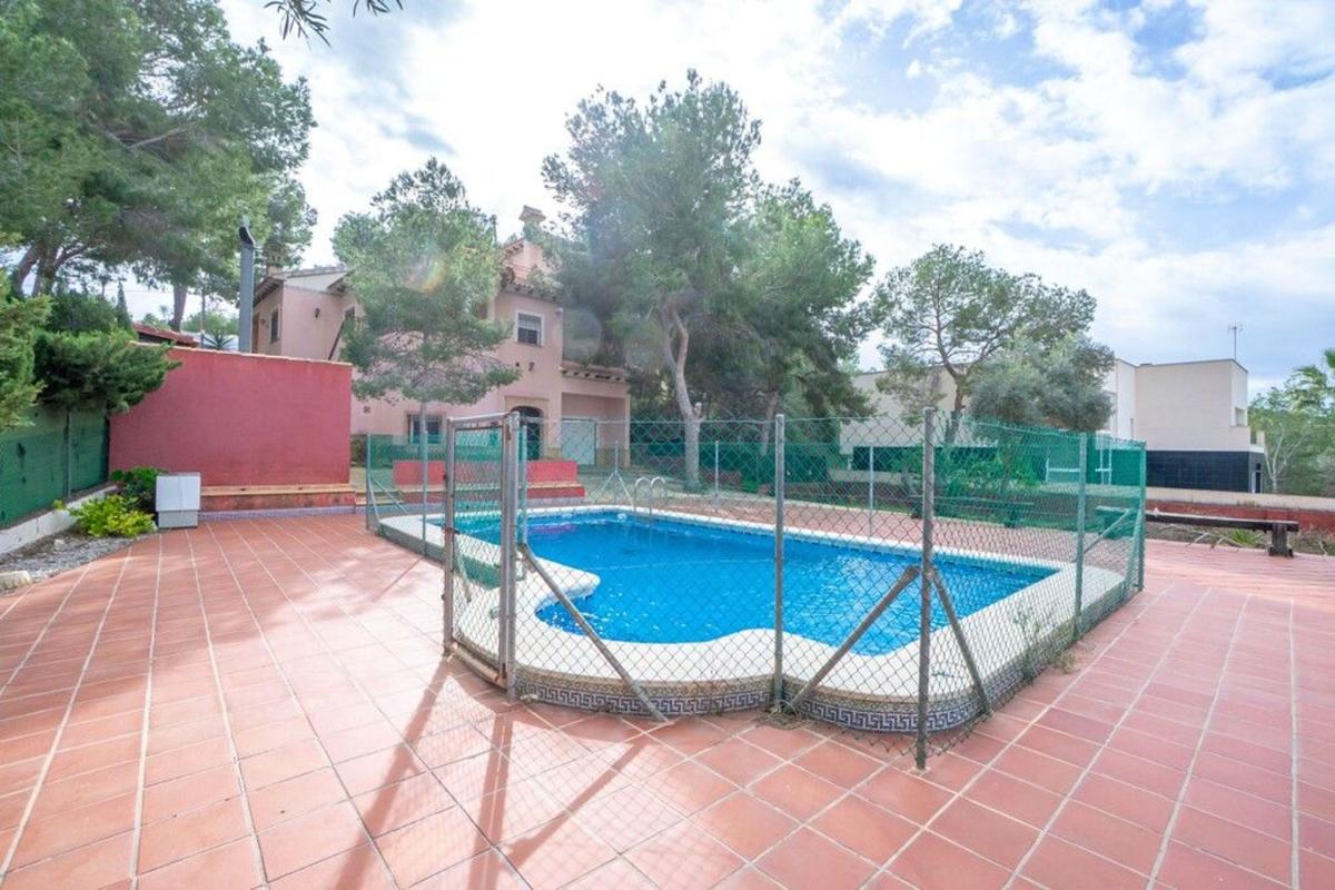 Sprzedaż niezależnego domku jednorodzinnego w Casa o chalet independiente en Ciudad de las Comunicaciones, San Miguel de Salinas, San Miguel de Salinas photo 3