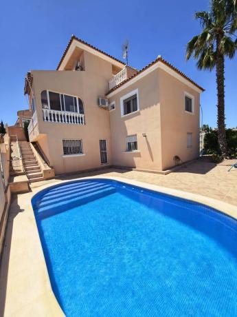 Частный шале на продаже в  Casa o chalet independiente en Blue Lagoon - Galán, San Miguel de Salinas, Сан-Мигель-де-Салинас photo 1