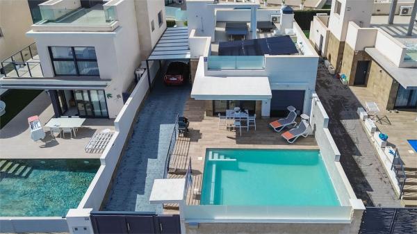 Частный шале на продаже в  Casa o chalet independiente en Calle los Hernandez, La Cañada - Los Alcores, San Miguel de Salinas, Сан-Мигель-де-Салинас photo 3