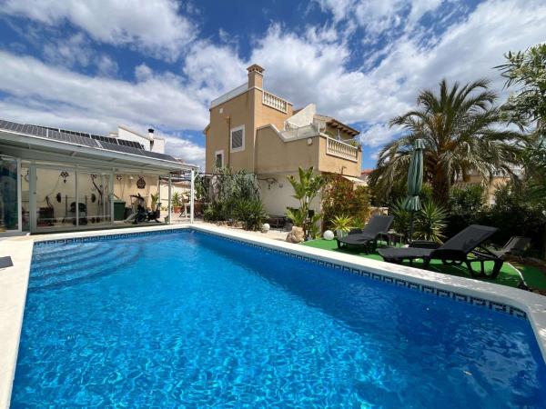 Частный шале на продаже в  Casa o chalet independiente en Calle Marbella, Blue Lagoon - Galán, San Miguel de Salinas, Сан-Мигель-де-Салинас photo 1