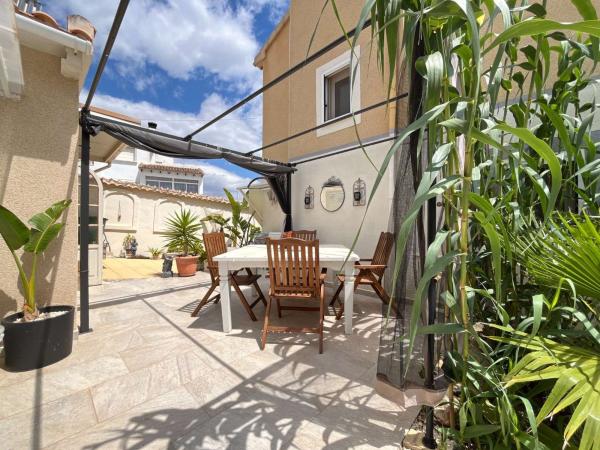 Частный шале на продаже в  Casa o chalet independiente en Calle Marbella, Blue Lagoon - Galán, San Miguel de Salinas, Сан-Мигель-де-Салинас photo 2