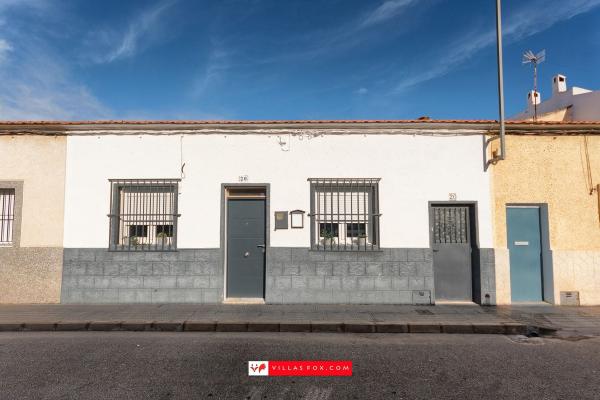 Chalet adosado en venta en Chalet adosado en Calle Pablo Neruda, Centro, San Miguel de Salinas , San Miguel de Salinas thumbnail 2