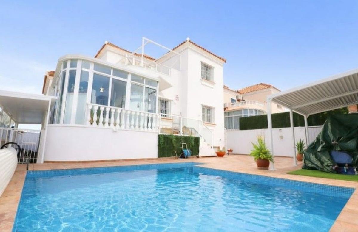 Продажа отдельного шале в Casa o chalet independiente en Calle Azahar, 10, Blue Lagoon - Galán, San Miguel de Salinas, Сан-Мигель-де-Салинас photo 1