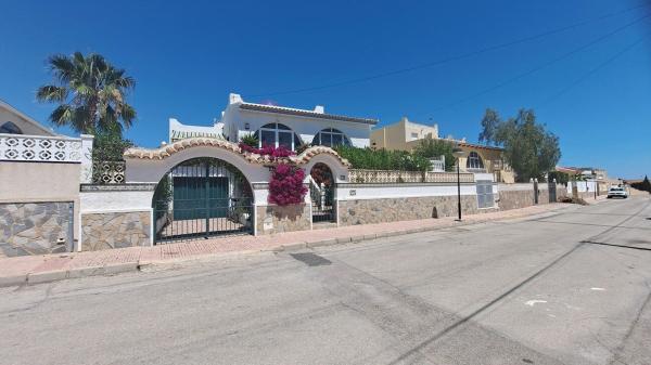 Частный шале на продаже в  Casa o chalet independiente en Blue Lagoon - Galán, San Miguel de Salinas, Сан-Мигель-де-Салинас photo 3